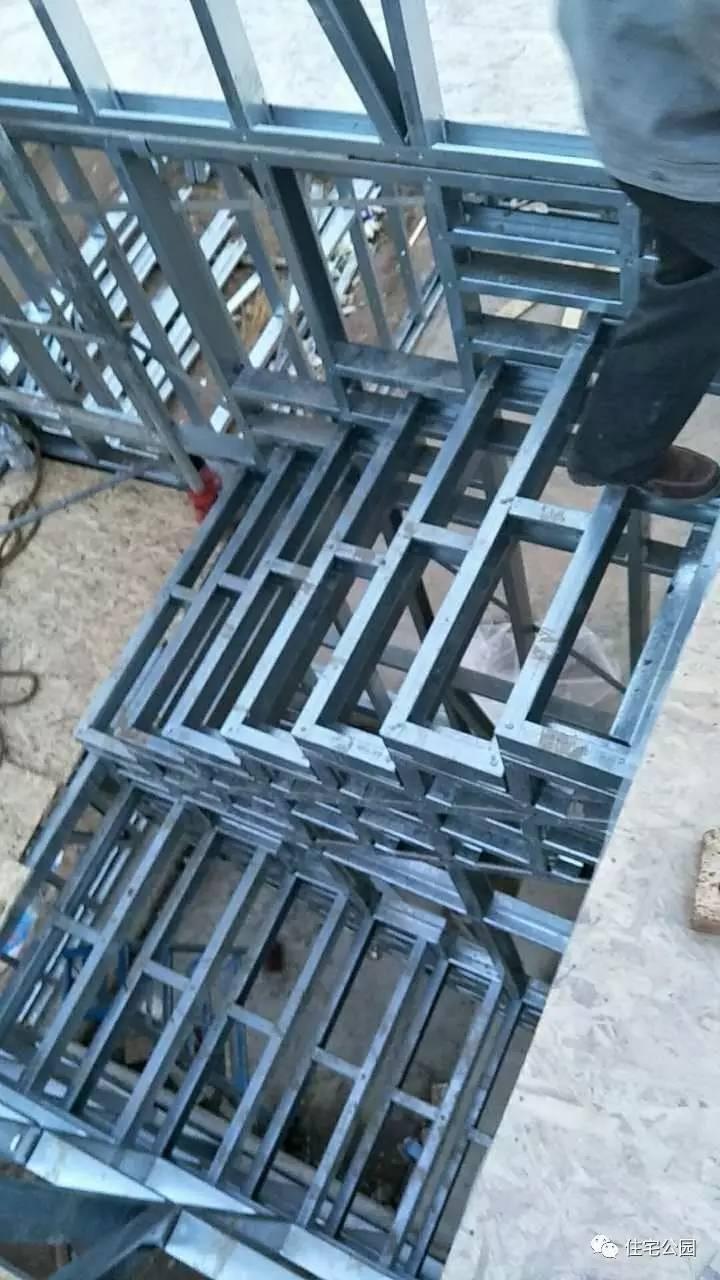 輕鋼別墅到底有什么好, 讓這個(gè)村的老百姓都搶著建? 施工隊(duì)訂單都排到了明年!