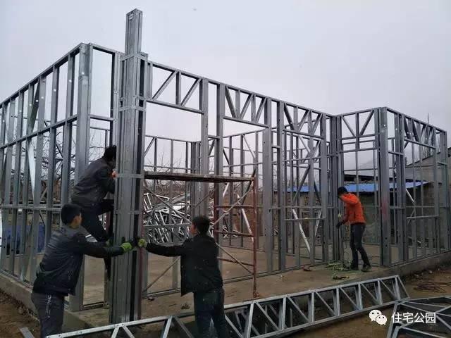 輕鋼別墅到底有什么好, 讓這個(gè)村的老百姓都搶著建? 施工隊(duì)訂單都排到了明年!