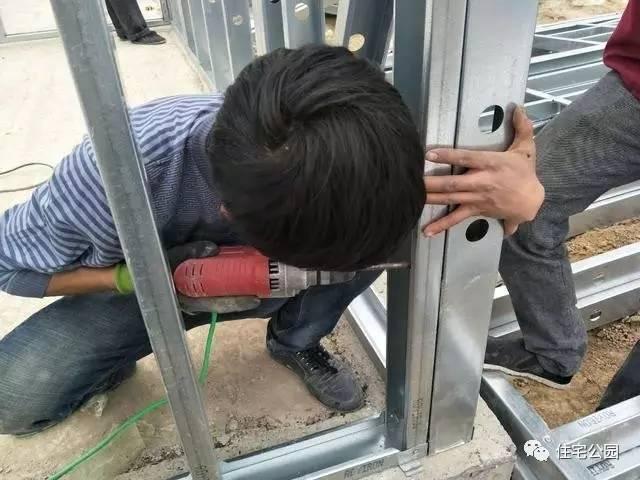 輕鋼別墅到底有什么好, 讓這個(gè)村的老百姓都搶著建? 施工隊(duì)訂單都排到了明年!