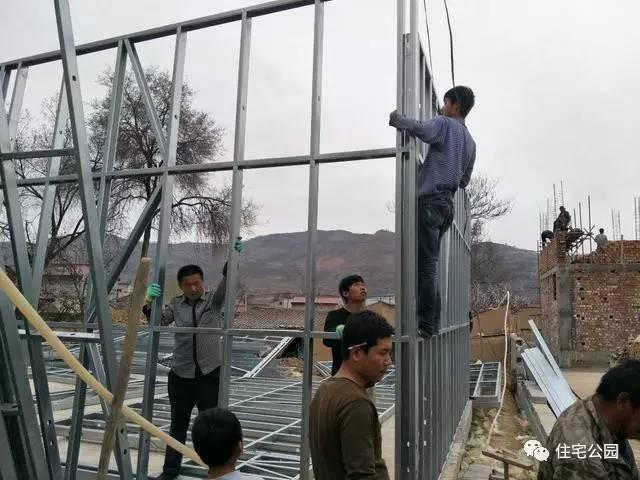 輕鋼別墅到底有什么好, 讓這個(gè)村的老百姓都搶著建? 施工隊(duì)訂單都排到了明年!