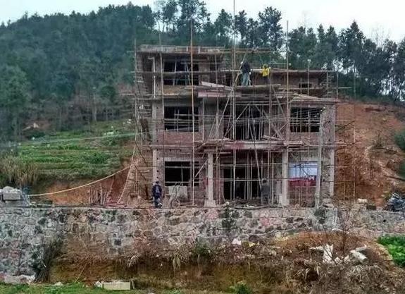 農(nóng)村40萬(wàn)在山坡自建房, 三層別墅讓人羨慕不已！