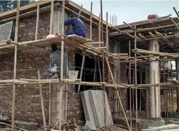 農(nóng)村40萬(wàn)在山坡自建房, 三層別墅讓人羨慕不已！