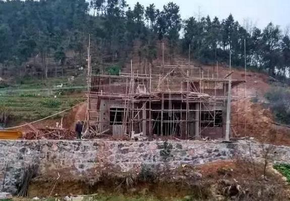 農(nóng)村40萬(wàn)在山坡自建房, 三層別墅讓人羨慕不已！