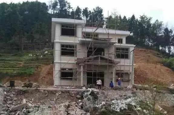 農(nóng)村40萬(wàn)在山坡自建房, 三層別墅讓人羨慕不已！