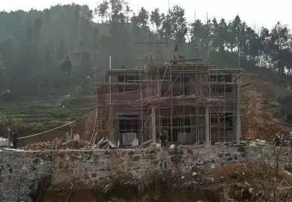 農(nóng)村40萬(wàn)在山坡自建房, 三層別墅讓人羨慕不已！