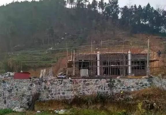 農(nóng)村40萬(wàn)在山坡自建房, 三層別墅讓人羨慕不已！