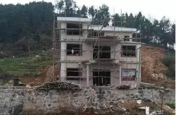 農(nóng)村40萬(wàn)在山坡自建房, 三層別墅讓人羨慕不已！