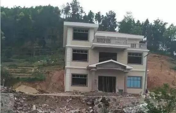 農(nóng)村40萬(wàn)在山坡自建房, 三層別墅讓人羨慕不已！