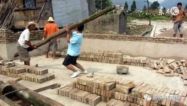 農(nóng)村的建筑施工隊，和他們建的房子