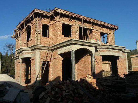 房子建了大半年，婆家那邊硬是不肯開后門，只能堵上了