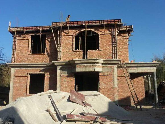 房子建了大半年，婆家那邊硬是不肯開后門，只能堵上了