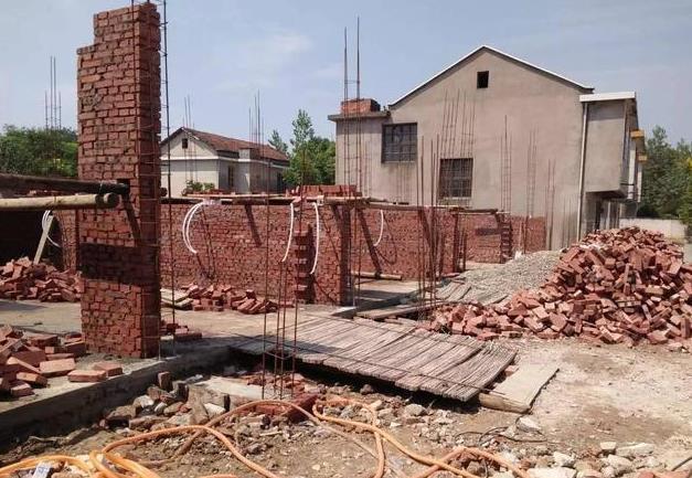 兄弟一起建別墅，35萬一人一棟，這下公平了