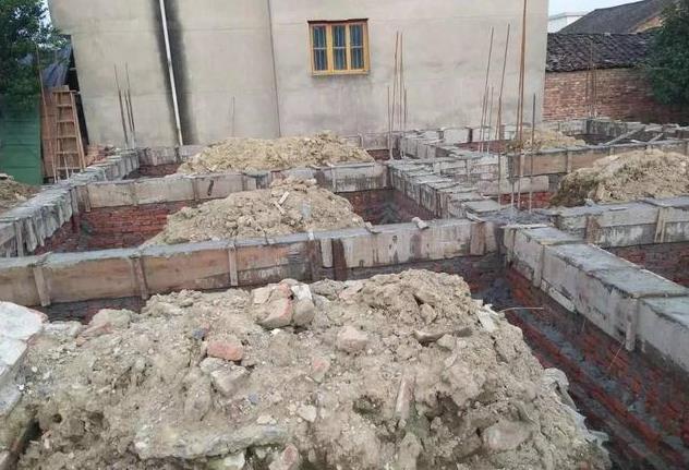 兄弟一起建別墅，35萬一人一棟，這下公平了