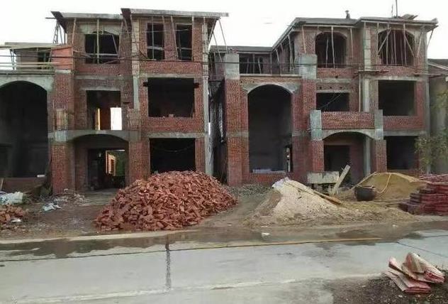 兄弟一起建別墅，35萬一人一棟，這下公平了