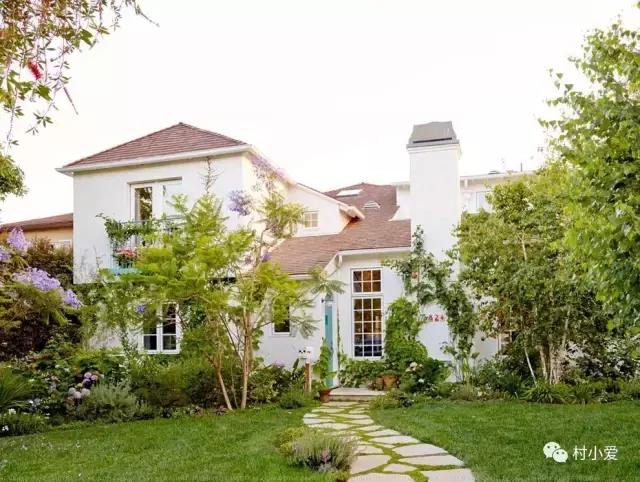 父親節(jié)剛過(guò)，她便回到北京郊區(qū)為父親蓋了一棟新型的裝配式房屋