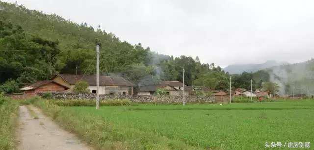 偏僻山村父母承包全村50%土地耕種，自建三層樓房為兒娶妻