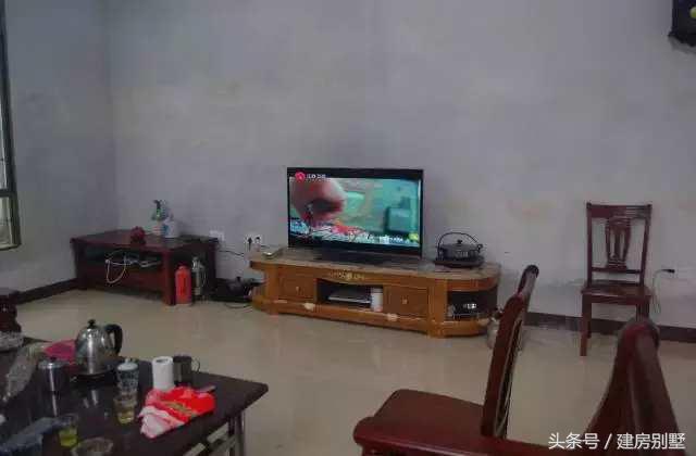 偏僻山村父母承包全村50%土地耕種，自建三層樓房為兒娶妻