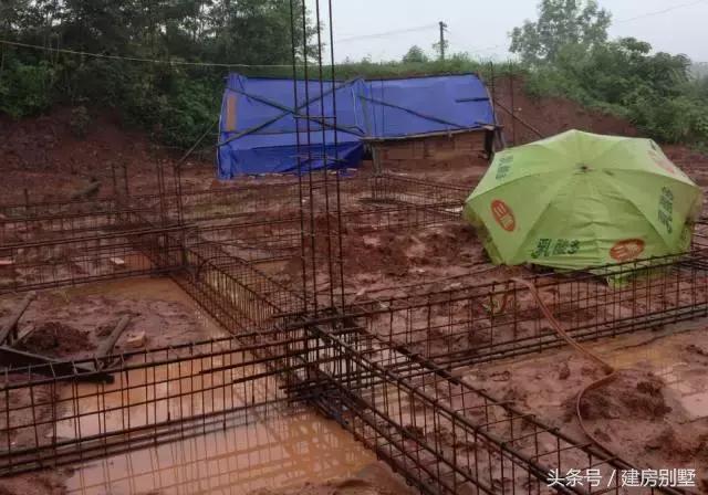 仿照這張外觀圖建房，建出來(lái)的效果讓村里人都笑了