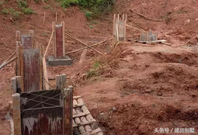 仿照這張外觀圖建房，建出來(lái)的效果讓村里人都笑了