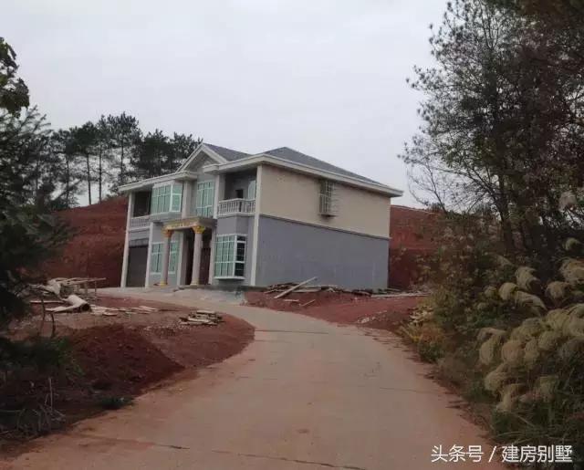 仿照這張外觀圖建房，建出來(lái)的效果讓村里人都笑了