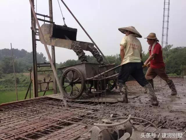仿照這張外觀圖建房，建出來(lái)的效果讓村里人都笑了