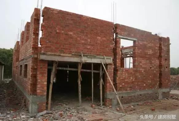 資金被股市套牢，一家三口80萬(wàn)回村蓋座帶中式庭院的別墅