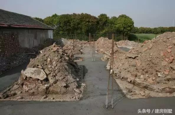 資金被股市套牢，一家三口80萬(wàn)回村蓋座帶中式庭院的別墅