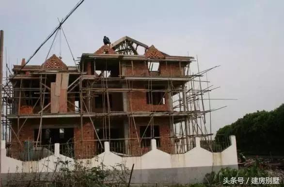 資金被股市套牢，一家三口80萬(wàn)回村蓋座帶中式庭院的別墅