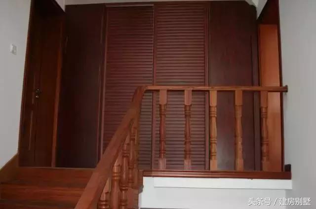 資金被股市套牢，一家三口80萬(wàn)回村蓋座帶中式庭院的別墅