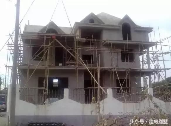 資金被股市套牢，一家三口80萬(wàn)回村蓋座帶中式庭院的別墅