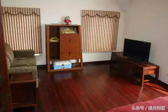 資金被股市套牢，一家三口80萬(wàn)回村蓋座帶中式庭院的別墅