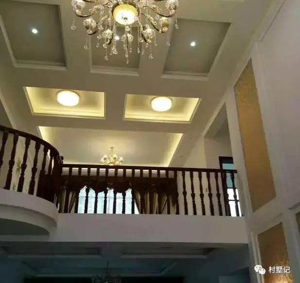 這棟別墅內(nèi)外文化范！文化石、車(chē)庫(kù)、吧臺(tái)、挑空客廳處處都是品味