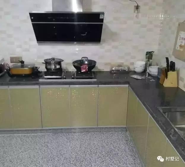 這棟別墅內(nèi)外文化范！文化石、車(chē)庫(kù)、吧臺(tái)、挑空客廳處處都是品味