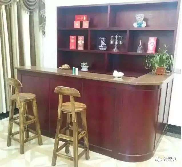 這棟別墅內(nèi)外文化范！文化石、車(chē)庫(kù)、吧臺(tái)、挑空客廳處處都是品味