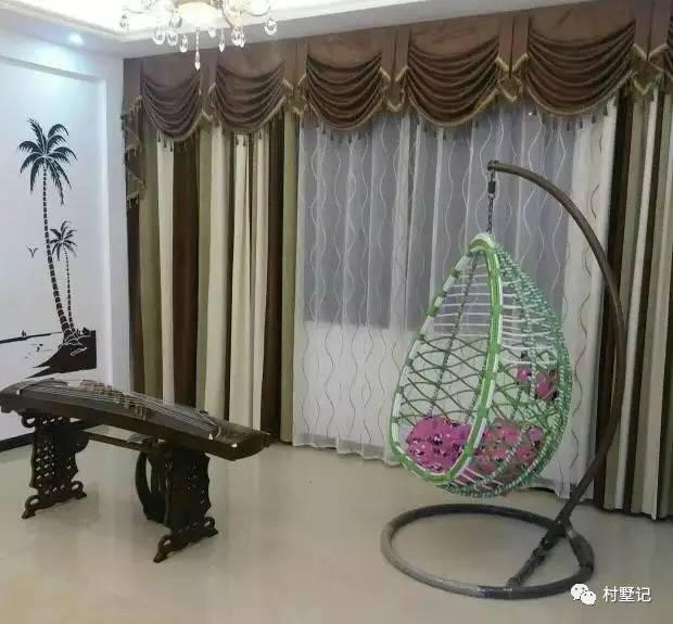 這棟別墅內(nèi)外文化范！文化石、車(chē)庫(kù)、吧臺(tái)、挑空客廳處處都是品味