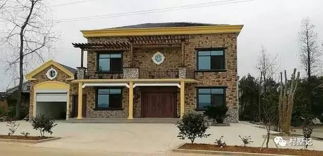 這棟別墅內(nèi)外文化范！文化石、車(chē)庫(kù)、吧臺(tái)、挑空客廳處處都是品味