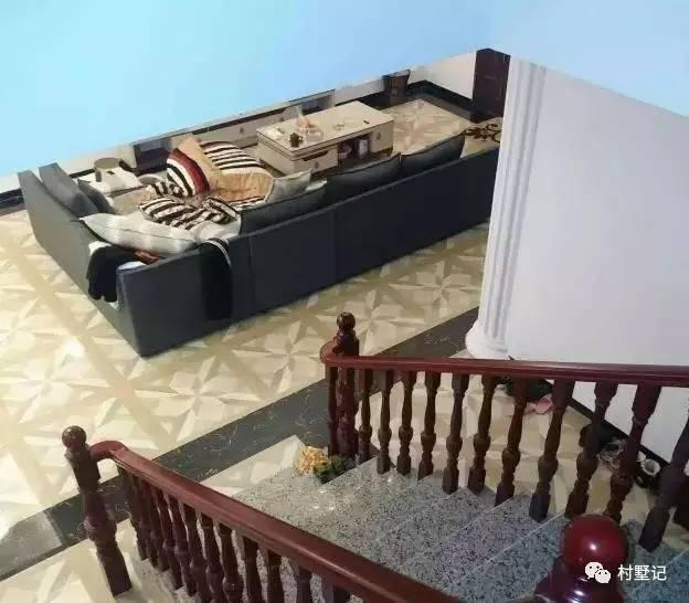 這棟別墅內(nèi)外文化范！文化石、車(chē)庫(kù)、吧臺(tái)、挑空客廳處處都是品味