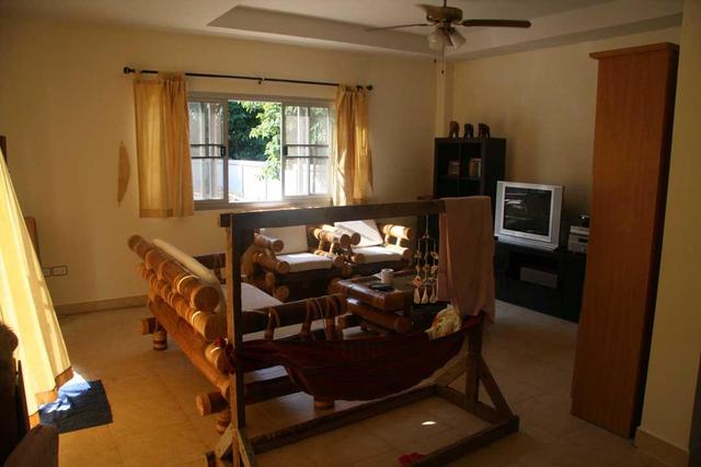 泰國農(nóng)村自建帶泳池養(yǎng)老別墅，難怪老外退休要去這里