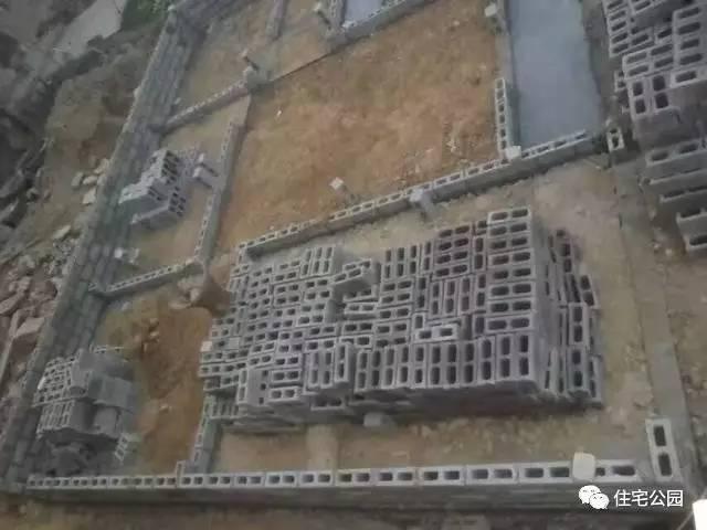 重慶蓋房直播，房主充當(dāng)小工親自上陣，建成36萬(wàn)引全村圍觀！