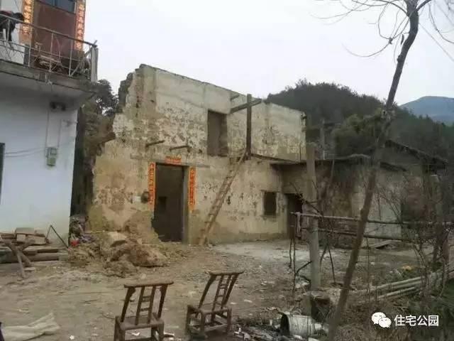 重慶蓋房直播，房主充當(dāng)小工親自上陣，建成36萬(wàn)引全村圍觀！