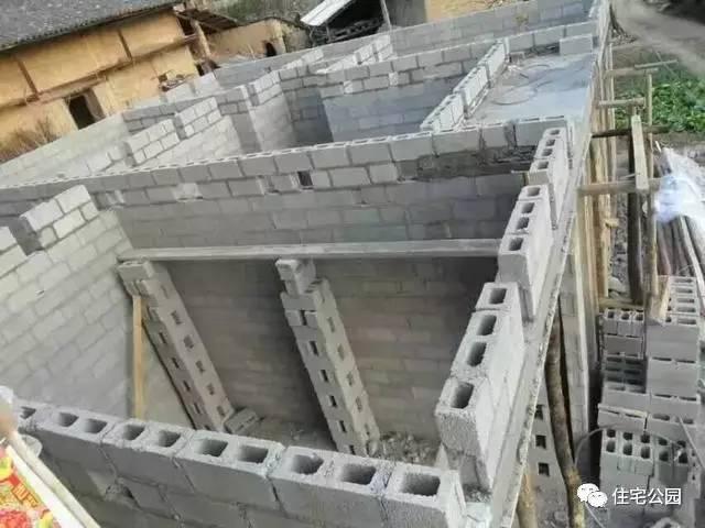 重慶蓋房直播，房主充當(dāng)小工親自上陣，建成36萬(wàn)引全村圍觀！