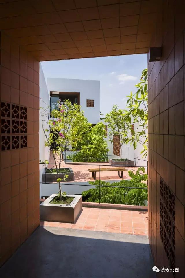 自建房屋做民宿，花磚庭院連廊不可少，狹長地塊也不怕