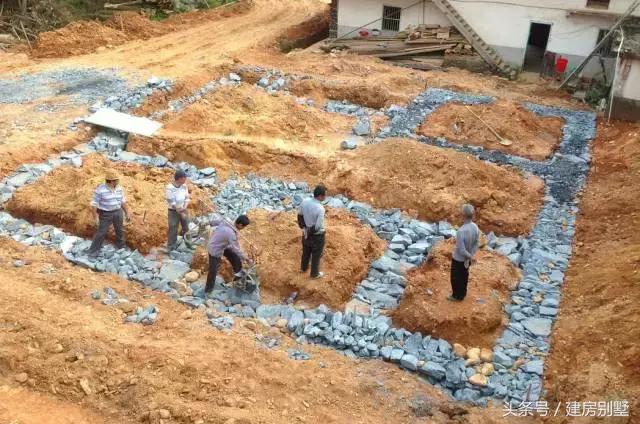 建房不易，開工一年多了，還只有個毛坯空殼子