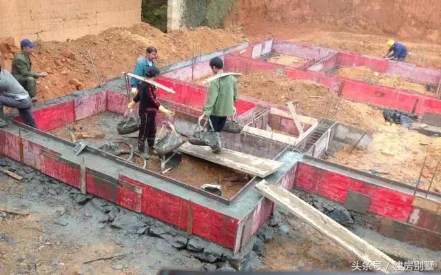 建房不易，開工一年多了，還只有個毛坯空殼子