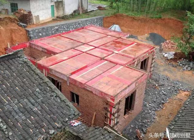 建房不易，開工一年多了，還只有個毛坯空殼子