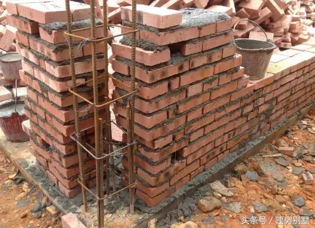 建房不易，開工一年多了，還只有個毛坯空殼子