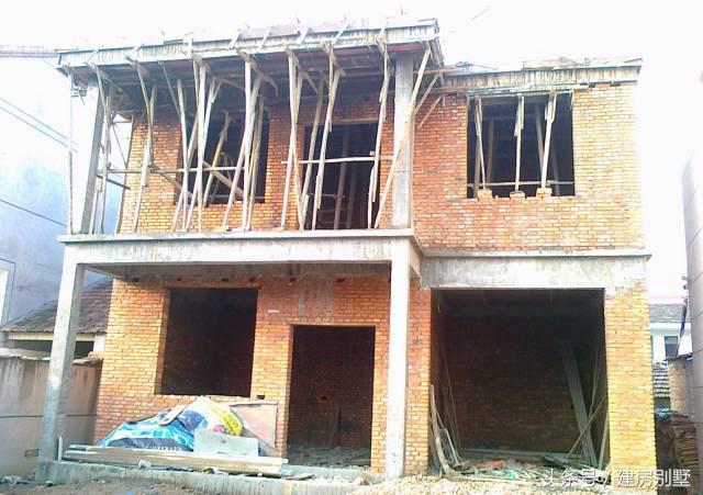 80后小夫妻25萬(wàn)農(nóng)村自建房，毛石基礎(chǔ)引熱議