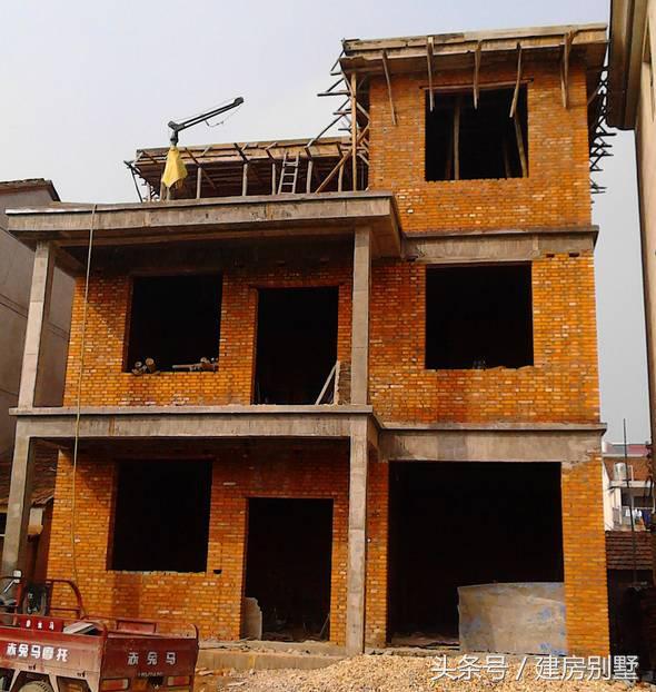 80后小夫妻25萬(wàn)農(nóng)村自建房，毛石基礎(chǔ)引熱議