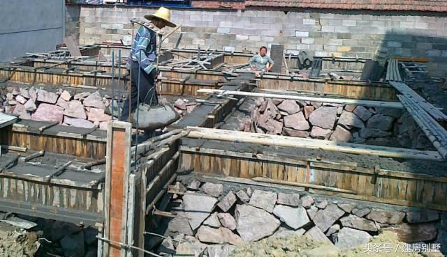 80后小夫妻25萬(wàn)農(nóng)村自建房，毛石基礎(chǔ)引熱議