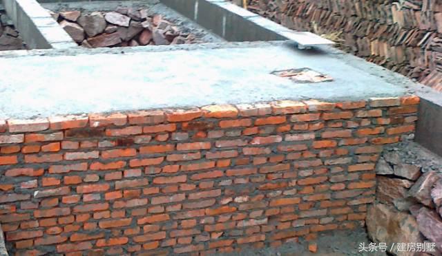 80后小夫妻25萬(wàn)農(nóng)村自建房，毛石基礎(chǔ)引熱議